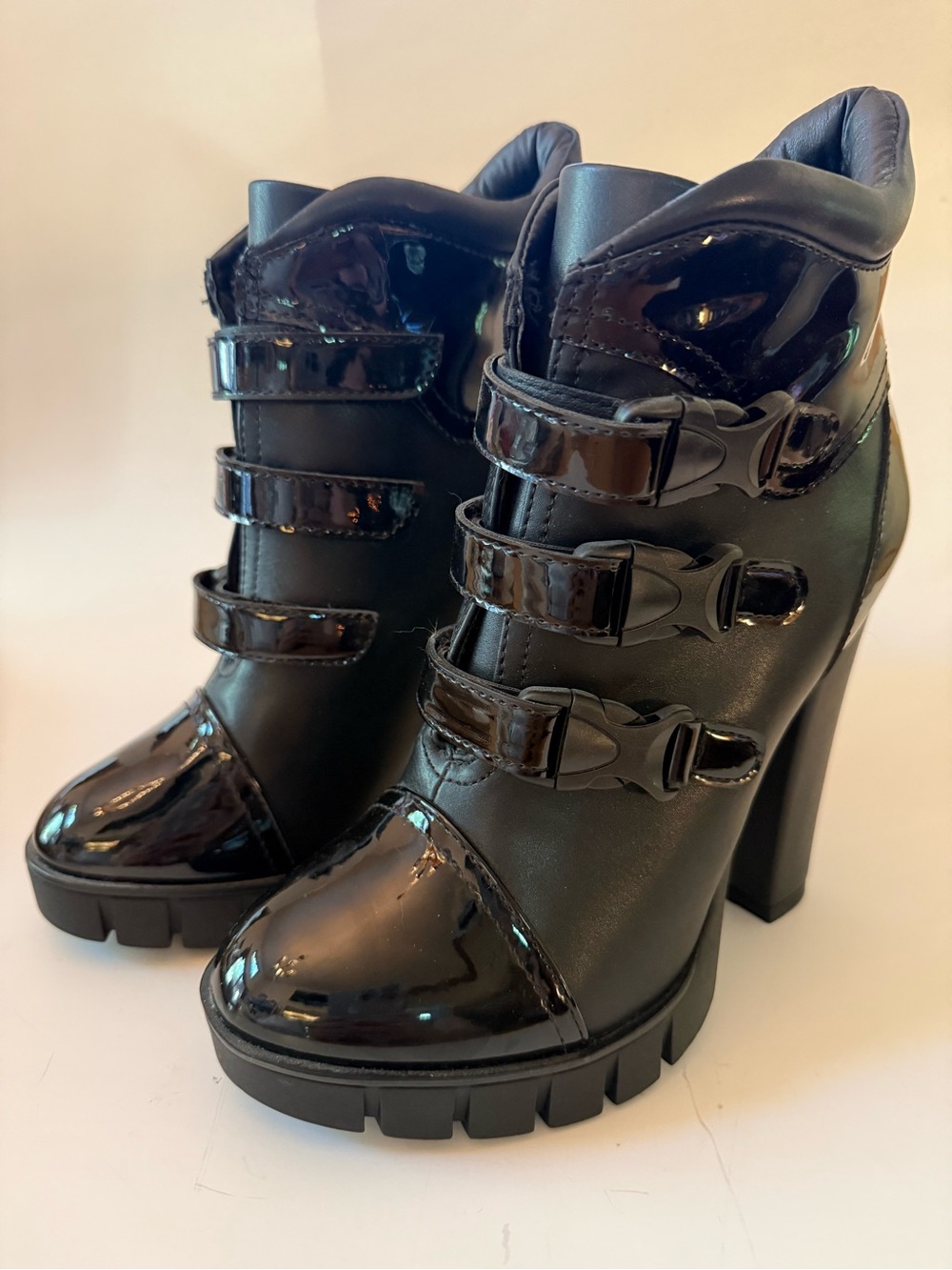 NWOT Edgy Clip and Velcro Ski Boot Style Platform Booties